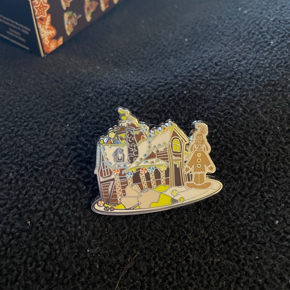 Disney 2021 Gingerbread House Pin - Goofy!